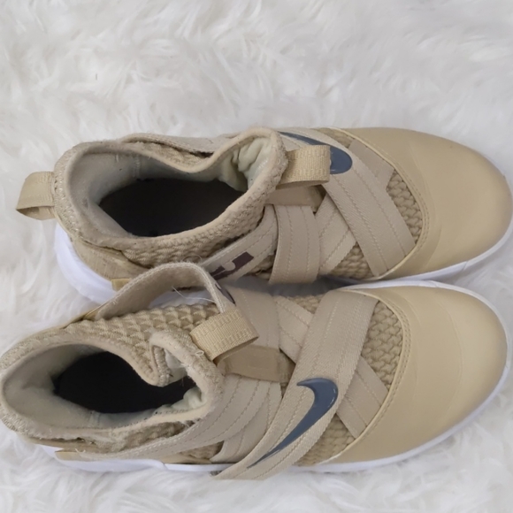 Basketball shoes - Picture 2 of 4